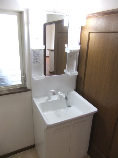 Washroom. Shampoo with Dresser