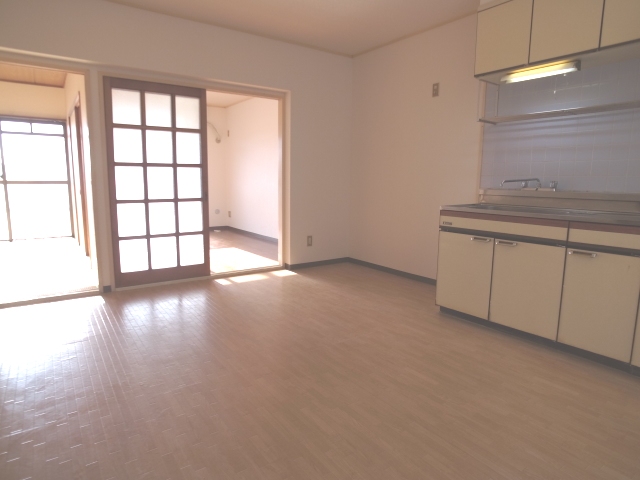 Living and room. Spacious available and open the door