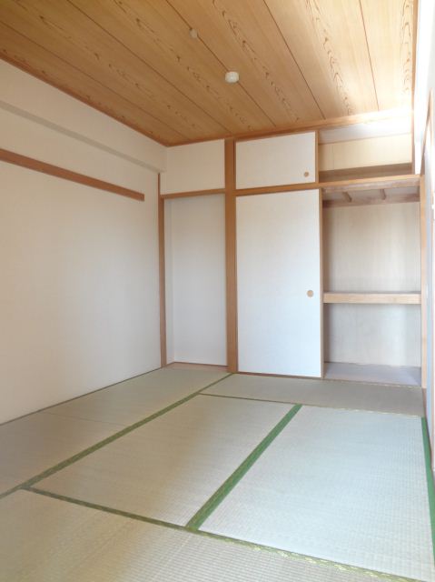 Living and room. It is settle tatami rooms