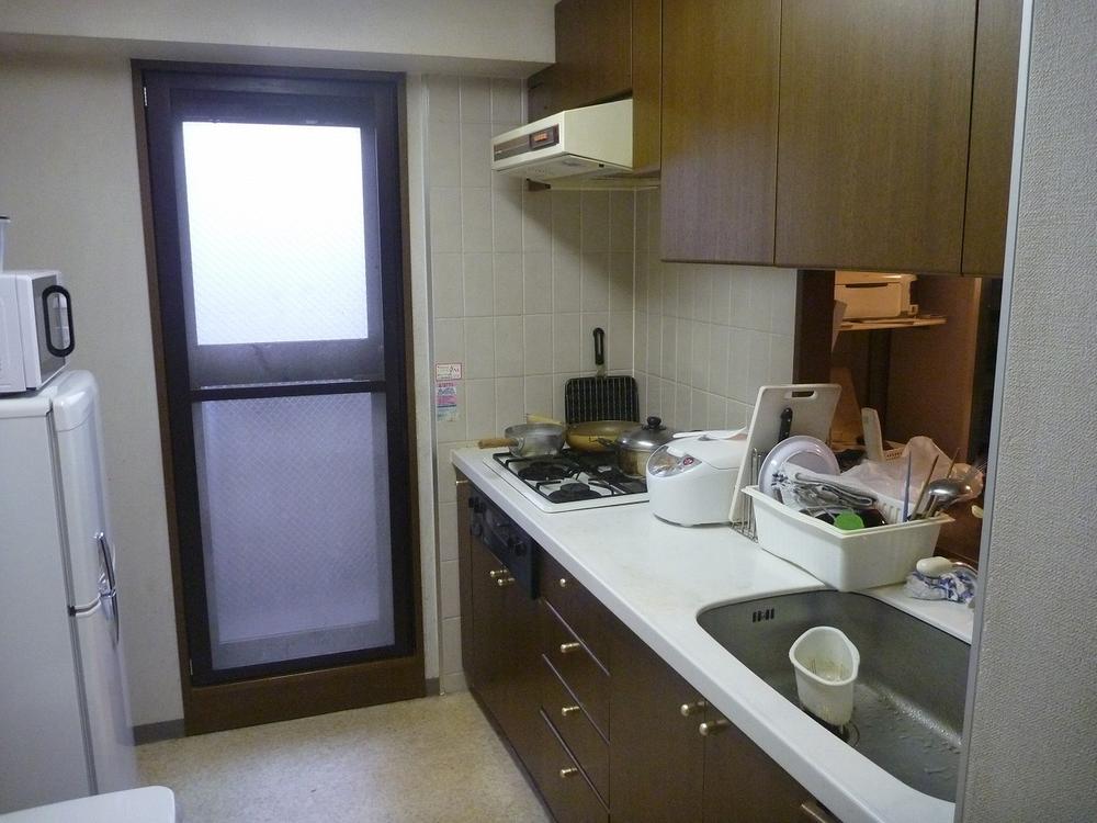 Kitchen. Indoor (January 2014) Shooting. Popular counter kitchen. Back door is also located very convenient.