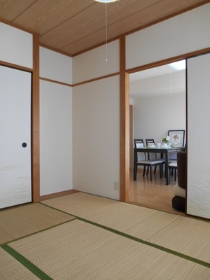 Living and room. Japanese-style room 6 tatami facing the balcony