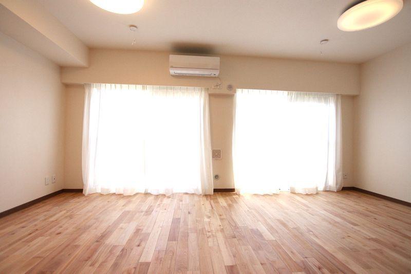 Living. Building without views good on the balcony over the entire surface