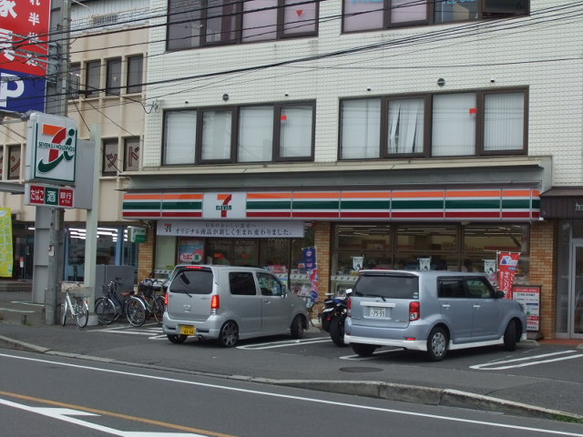 Convenience store. Seven-Eleven Saitama Higashionari store up (convenience store) 356m