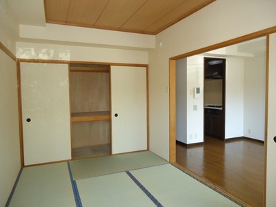 Living and room. Bright Japanese-style room facing the balcony