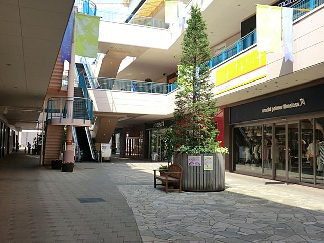 Shopping centre. 720m to Stella Town