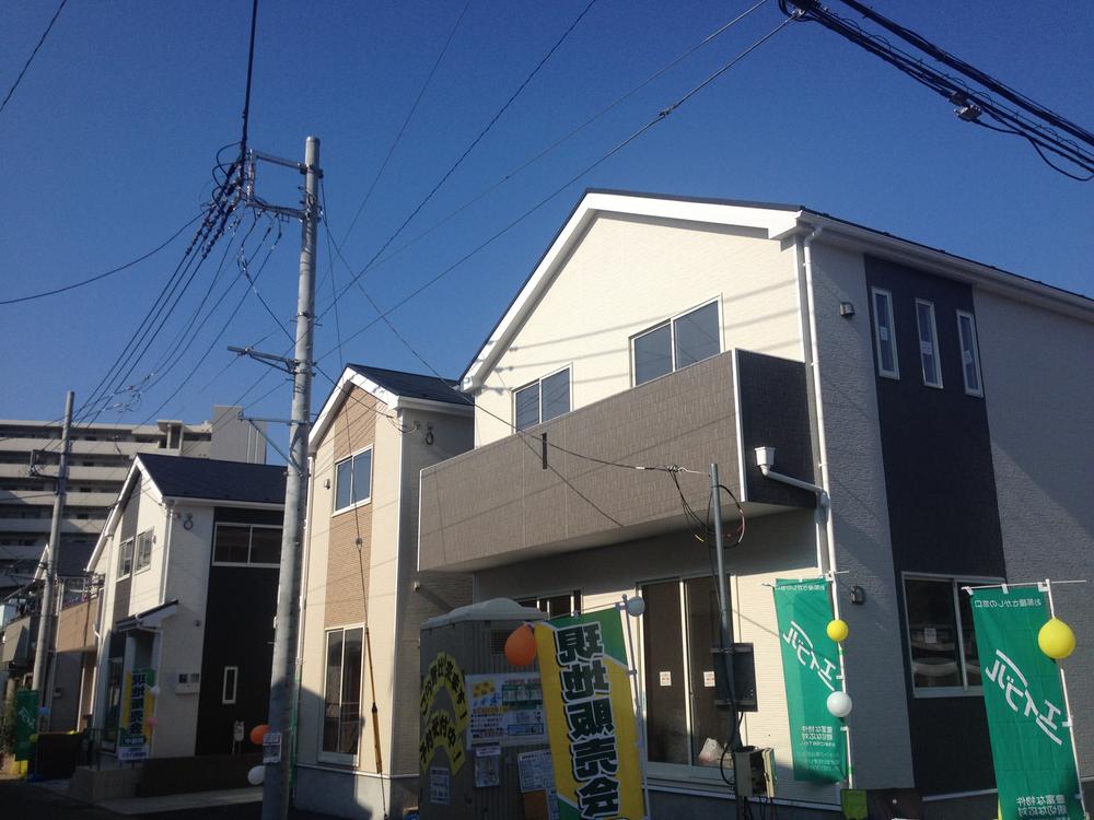 Local photos, including front road. Local (11 May 2013) shooting All three buildings site!