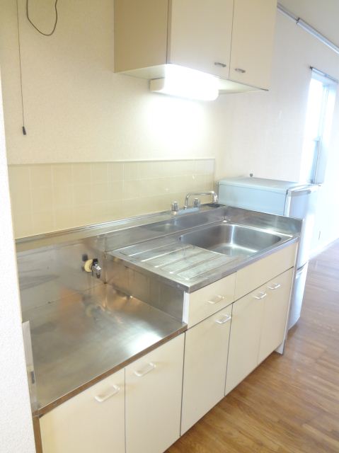 Kitchen. Two-burner gas stove can be installed