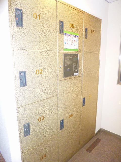 Other common areas. Courier BOX. It is safe even if a package arrive in the absence.