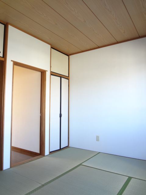 Living and room. Tatami is already exchange. 