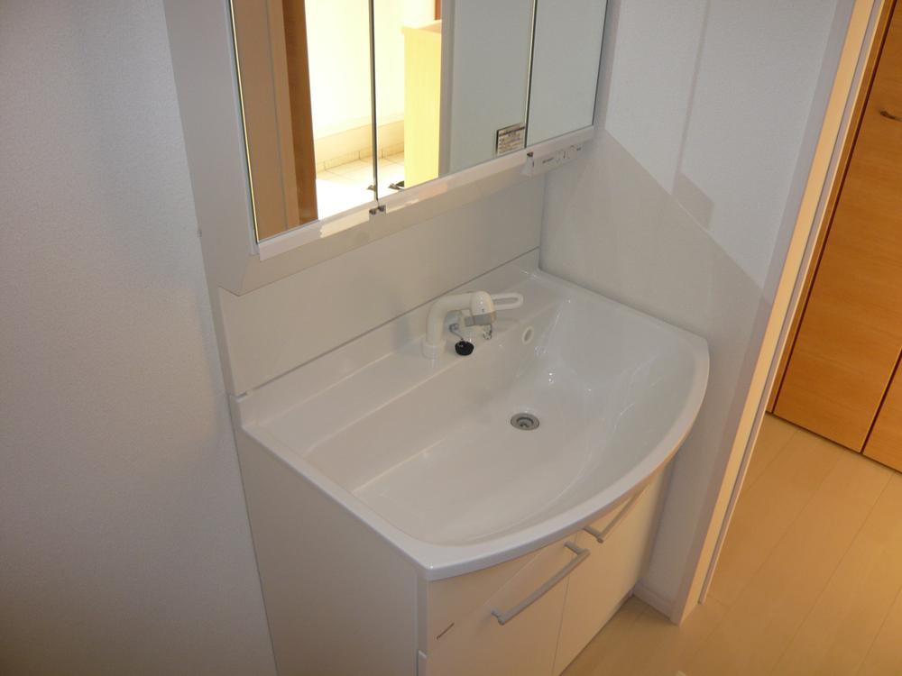 Wash basin, toilet.  □ Building 2 _3-surface mirror washroom ~