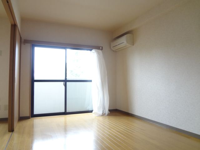 Living and room. Air-conditioned Western-style.