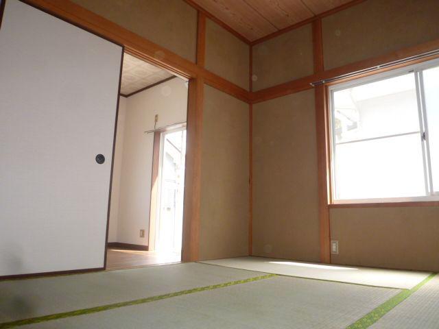 Living and room. It will calm and there is a Japanese-style room.