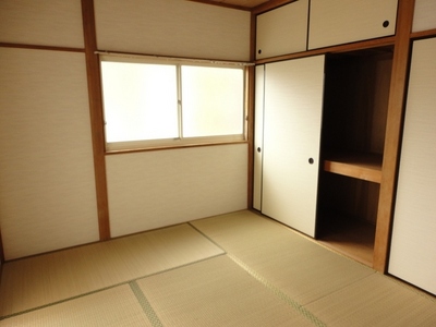 Living and room. Second floor of the Japanese-style room There is a closet of with upper closet