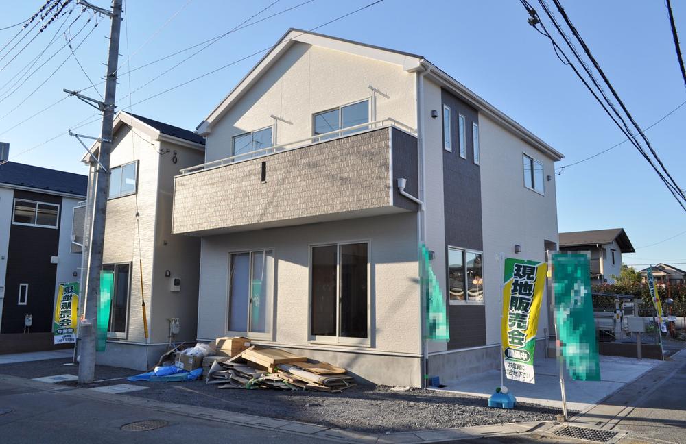 Local appearance photo. Corner lot property, complete with "two minutes of car space and solar power generation system" (Building 3 ・ 2013 November) shooting