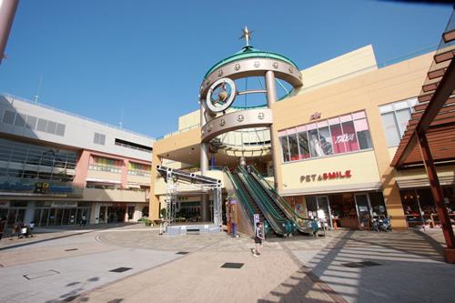 Shopping centre. About 14 minutes 1100m walk to Stella Town  ■ 110 specialty stores and restaurants large shopping center