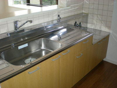 Kitchen. Independent wash basin