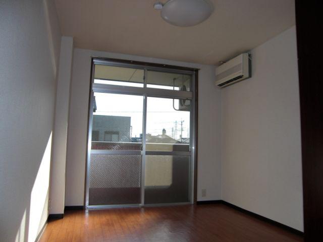 Living and room. Air-conditioned 1 groups.