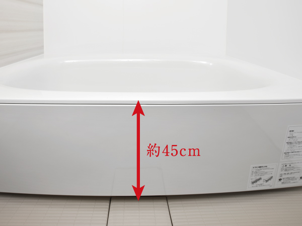 Bathing-wash room.  [Low-floor unit bus] Tub was kept low to high straddle low-floor type. Also we have established support easy handrail of the body at the time of entry and exit of the bathtub.