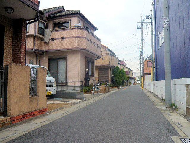 Local photos, including front road. It is the sale of about 20 buildings