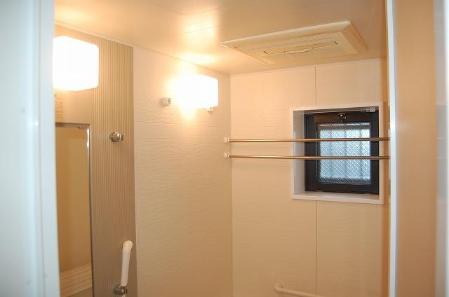 Bathroom.  ◆ With bathroom ventilation dryer, With window
