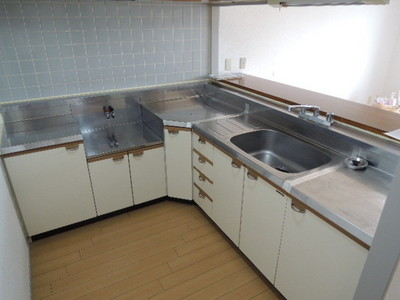 Kitchen. L-shaped kitchen