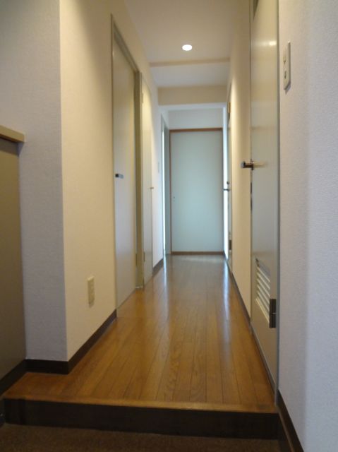 Entrance. It is easy floor plan to use is divided into a long corridor!