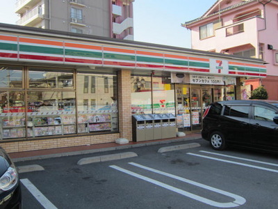 Convenience store. 320m to Seven-Eleven (convenience store)