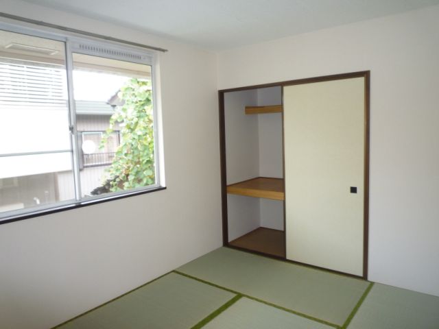 Living and room. It is settle tatami of space.