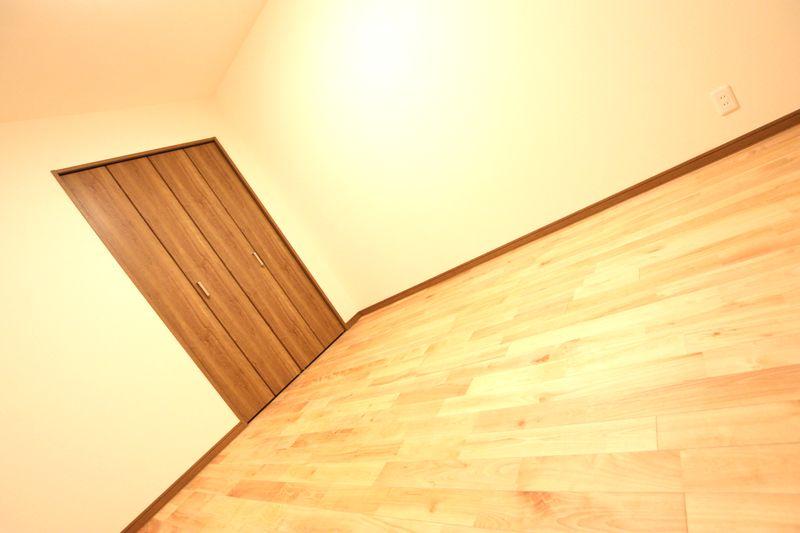 Non-living room. Adopt a natural solid wood flooring.