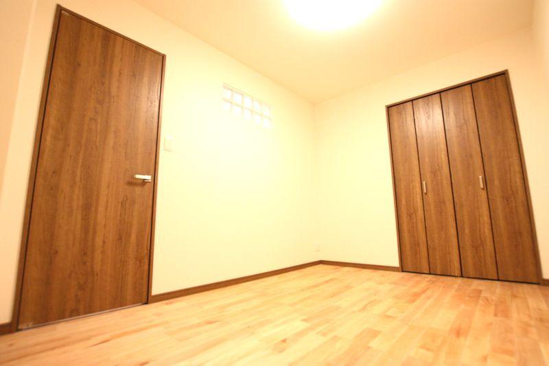 Non-living room. Our original interior new full renovation properties.