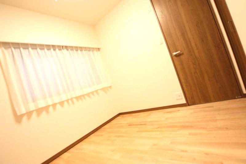 Non-living room. Our original interior new full renovation properties.