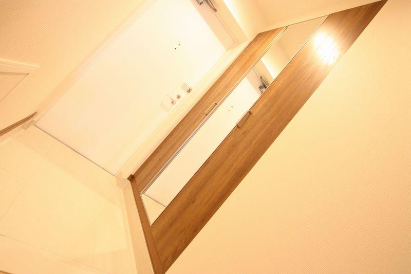 Entrance. Spacious entrance.