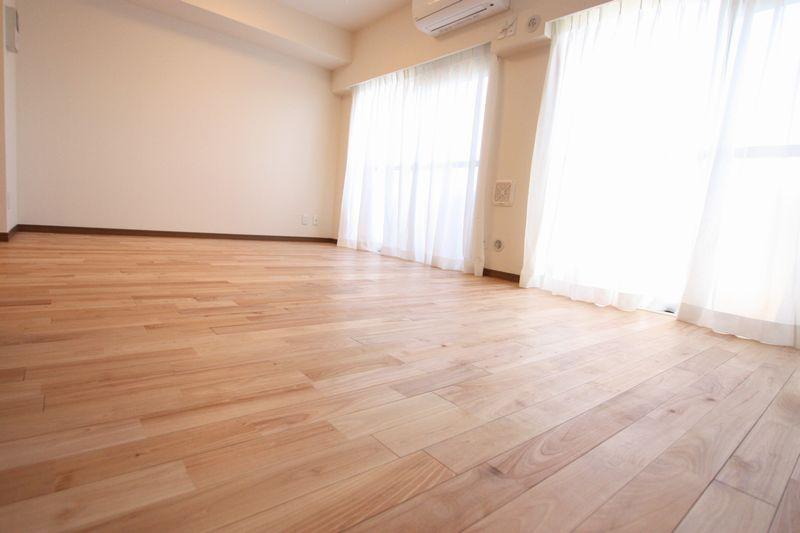 Living. Building without good per sun on the balcony over the entire surface.