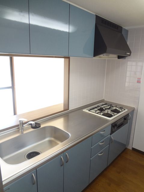 Kitchen. It is a three-necked system Kitchen