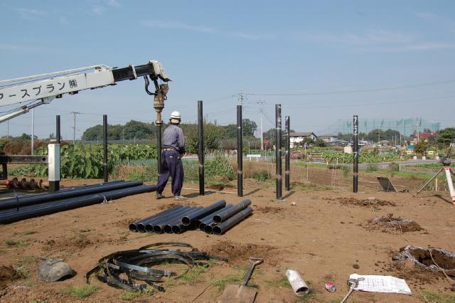 Construction ・ Construction method ・ specification. (1) After the ground survey, Construction of the ground improvement that meets the land (Photo, Implantation of steel pipe pile)