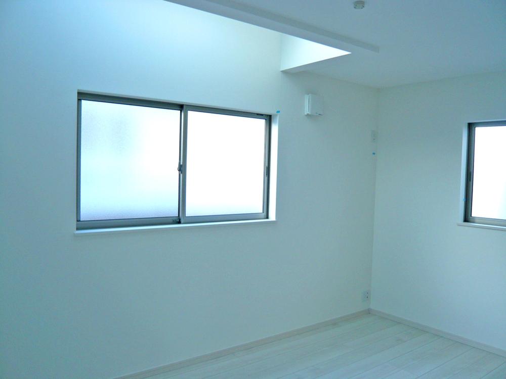 Non-living room. Top-lit (skylight)! 