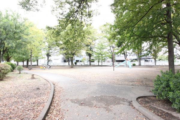 park. 30m to the original hall park