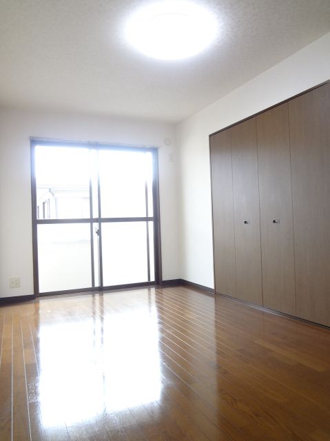 Living and room. Spacious is 8 pledge or more of the room.