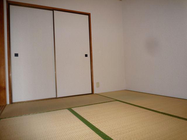 Living and room. There is a storage of one between the amount in the Japanese-style room. 