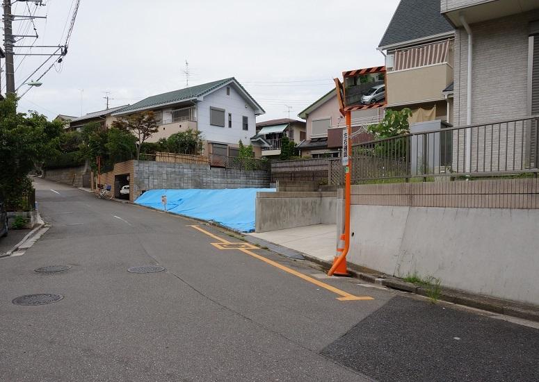 Local photos, including front road. Local (August 2013) Shooting South front road width ・ About 6.6m It is a hill of land