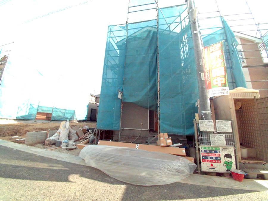 Local photos, including front road. We offer the same use the finished model house of this property. Please feel free to contact us.