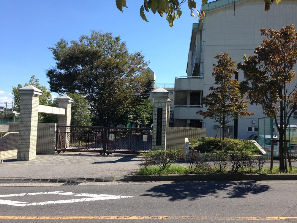 Junior high school. 1047m to Saitama City Oma tree junior high school