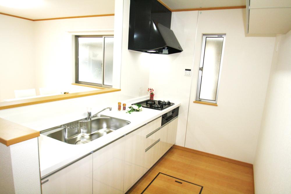 Model house photo. Station 13-minute walk ・ In a good location popular counter kitchen in the popularity of the compartment k organize land Japanese-style room of Tsuzukiai attractive day boast a future south 6m public road car spaces 2 ~ Three