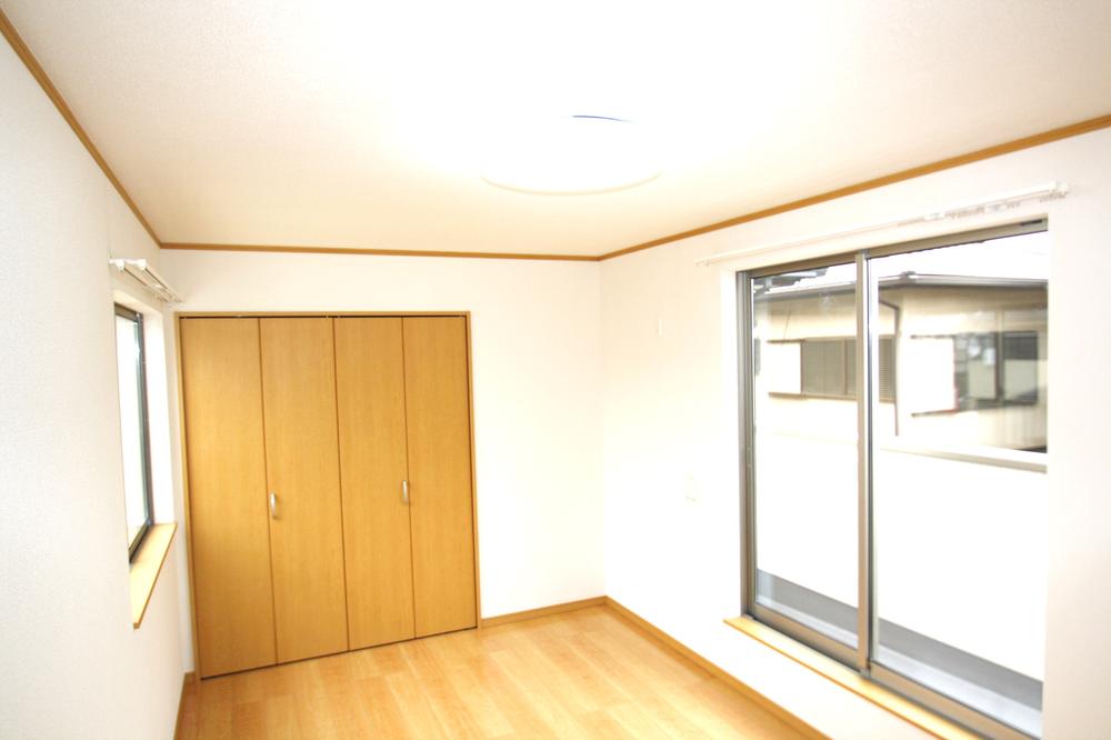 Model house photo. Station 13-minute walk ・ In a good location popular counter kitchen in the popularity of the compartment k organize land Japanese-style room of Tsuzukiai attractive day boast a future south 6m public road car spaces 2 ~ Three