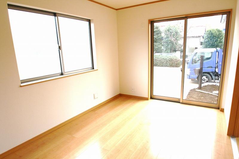 Model house photo. Station 13-minute walk ・ In a good location popular counter kitchen in the popularity of the compartment k organize land Japanese-style room of Tsuzukiai attractive day boast a future south 6m public road car spaces 2 ~ Three