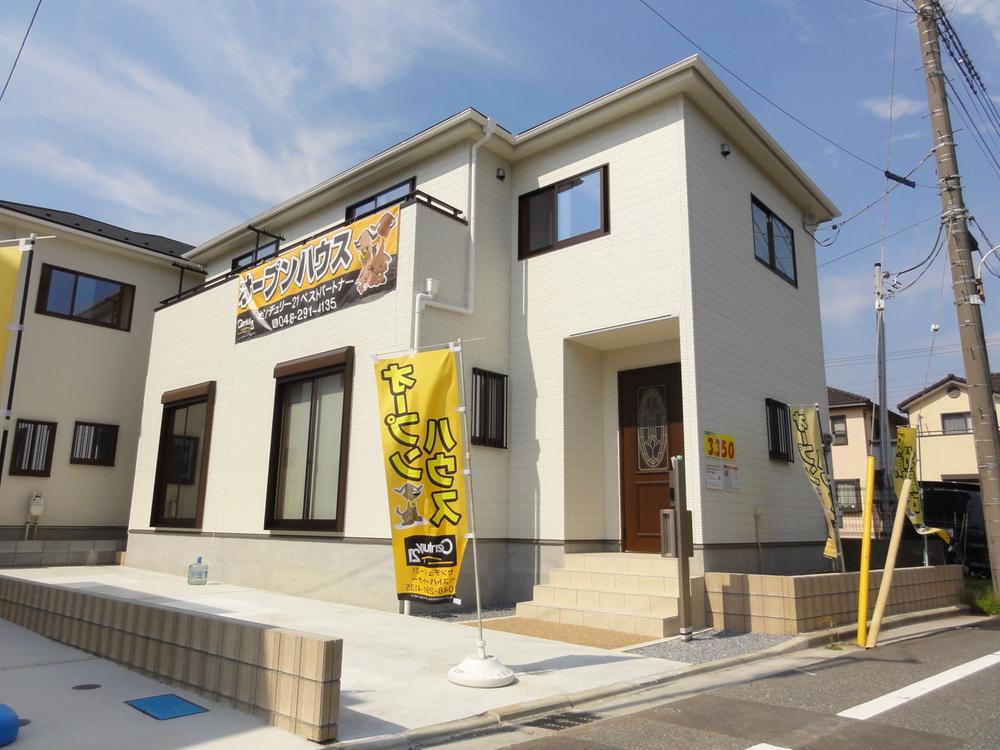 Local appearance photo. Local (11 May 2013) Shooting Building 2: Zenshitsuminami direction Site 35.8 square meters Building 32 square meters Car space two Allowed Face-to-face kitchen