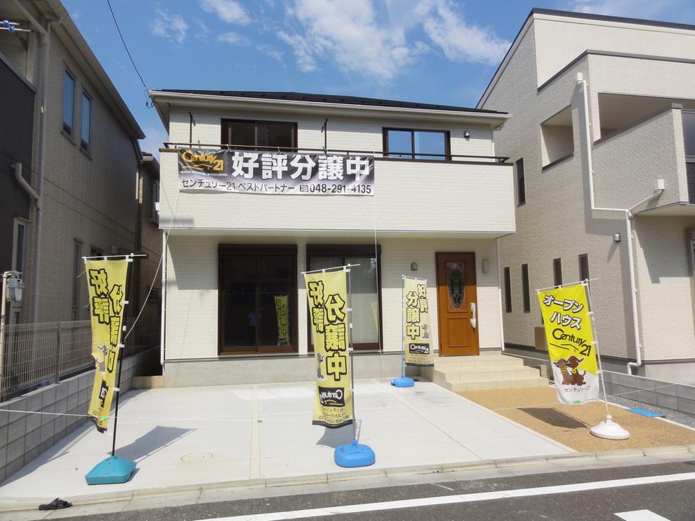 Local appearance photo. Local (11 May 2013) Shooting Building 3: Province road surface Parallel parking two Site 35.8 square meters Building 31 square meters Face-to-face kitchen