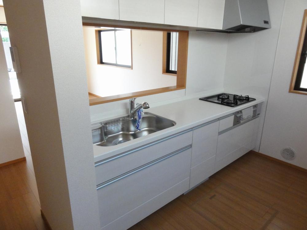 Kitchen. Indoor (11 May 2013) Shooting Building 3 Face-to-face kitchen Water purifier integrated faucet ☆ Facing south of the bright kitchen.