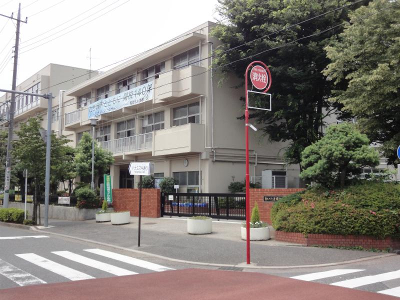 Primary school. 1300m to Oma tree elementary school