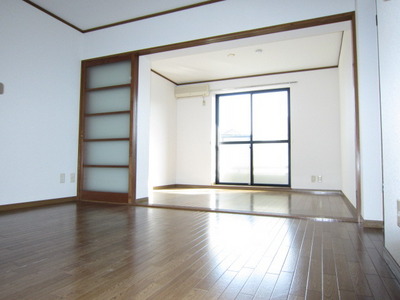 Living and room. It can also be used as a 2LDK you open the door